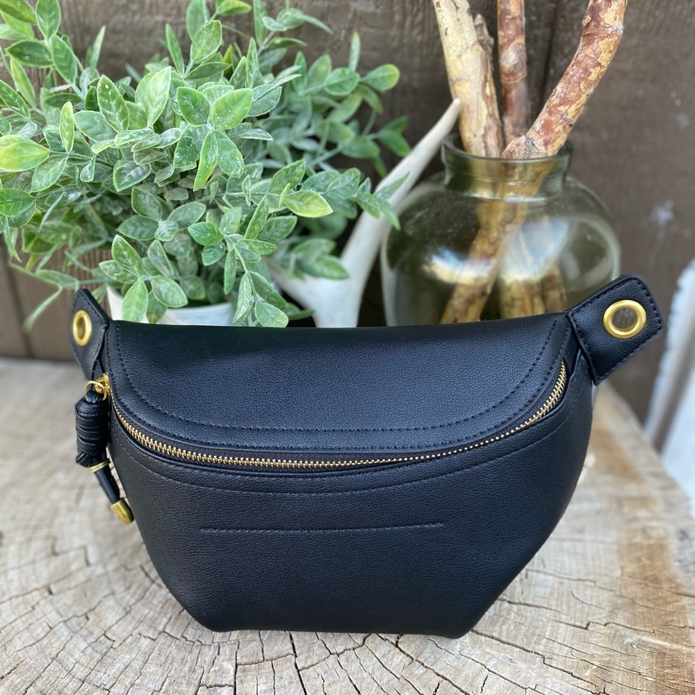 Beautiful vegan leather fanny pack! Trendy bag, bum bag, ajustable bag